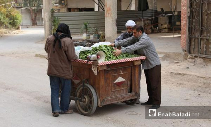 بائع خضراوات متجول في مدينة حمورية في الغوطة الشرقيىة - 23 تشرين الثاني 2017 (عنب بلدي)
