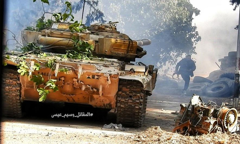 دبابة تابعة لقوات الأسد خلال المعارك الدائرة ضد فصائل المعارضة في إدارة المركبات شرقي دمشق - (وسيم عيسى)