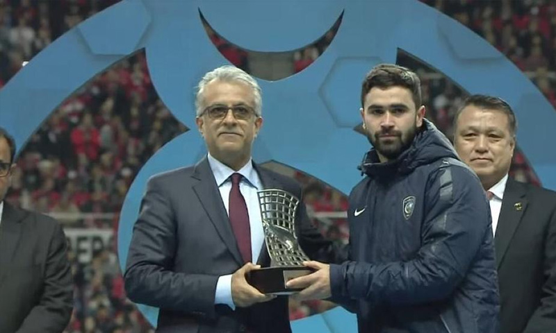 اللاعب السوري عمر خريبين يستلم جائزة هداف دوري أبطال آسيا - 25 تشرين الثاني - (انترنت)