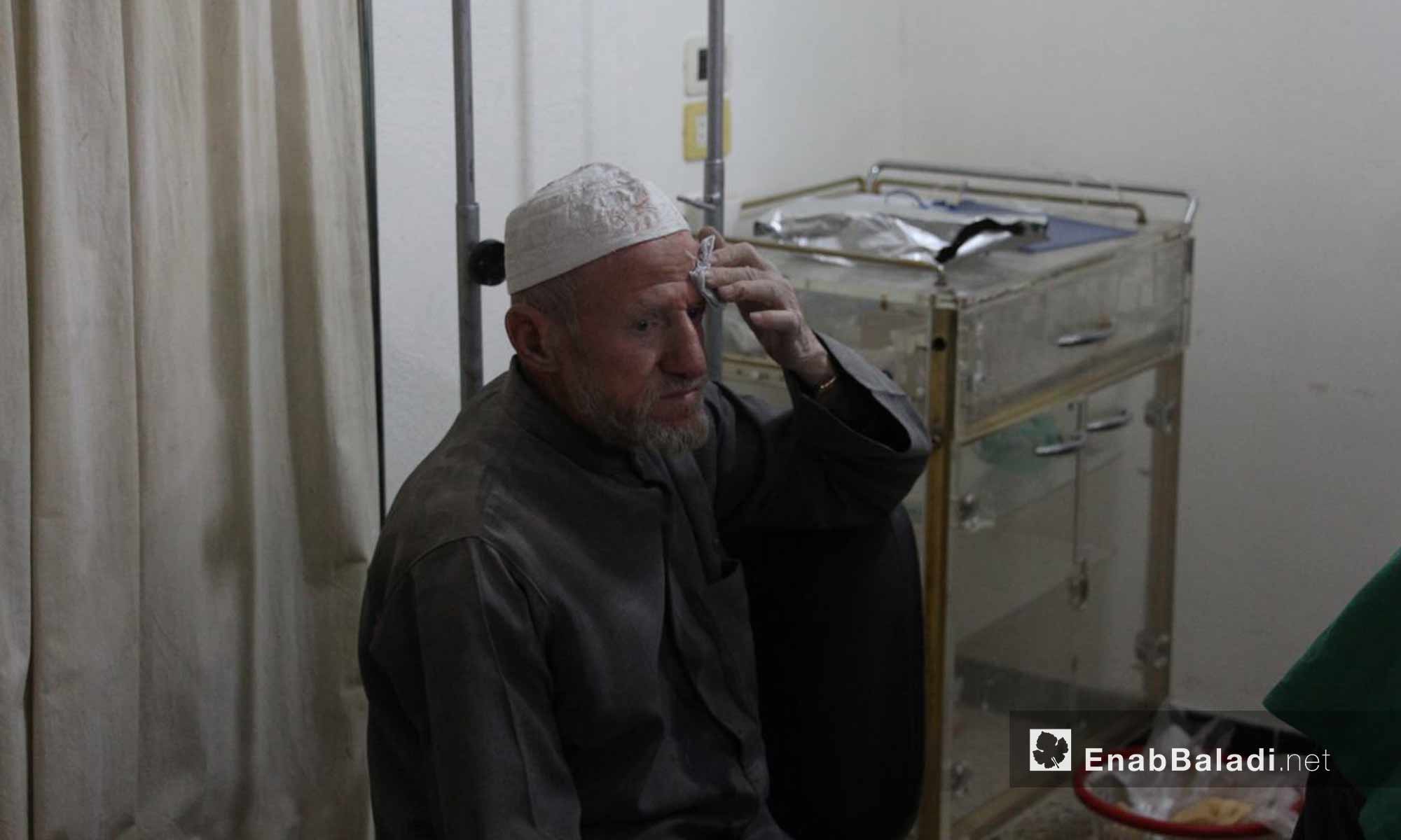 عجوز مصاب إثر القصف على حمورية في الغوطة الشرقية - 16 تشرين الثاني 2017 (عنب بلدي)