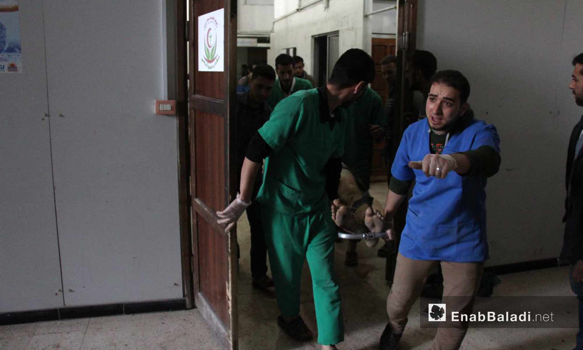 كوادر طبية تسعف مصابي القصف على حمورية في الغوطة الشرقية - 16 تشرين الثاني 2017 (عنب بلدي)