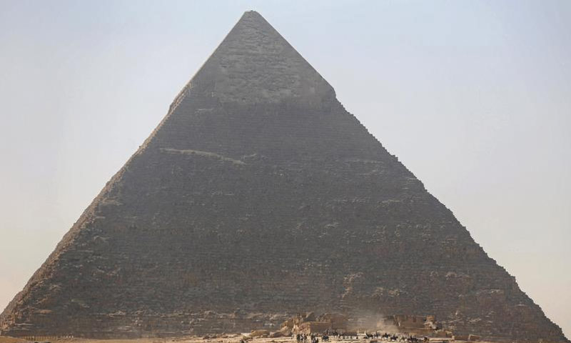 هرم خوفو في الجيزة بمصر (رويترز)