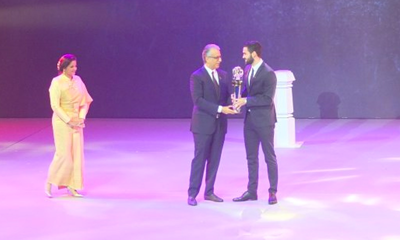 اللاعب السوري عمر خريبين يتسلم جائزة أفضل لاعب في آسيا - 29 تشرين الثاني 2017 (الاتحاد الآسيوي)