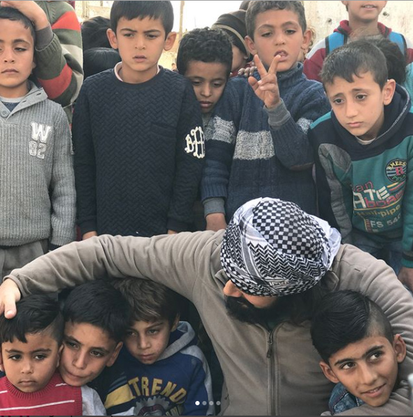 الممثل التركي جيم أوتشان مع أطفال جرابلس شمالي حلب - 9 تشرين الثاني 2017 (إنستغرام)