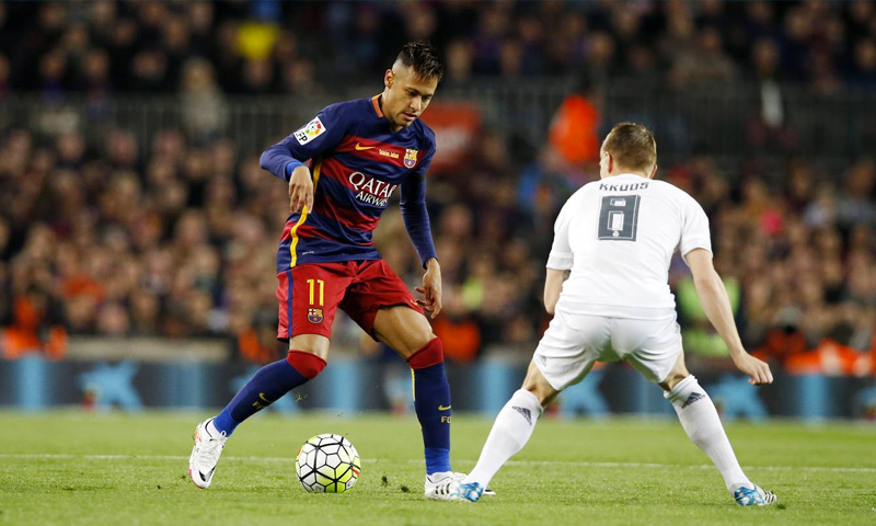 نيمار في مواجهة ريال مدريد عندما كان يلعب لبرشلونة (AP)
