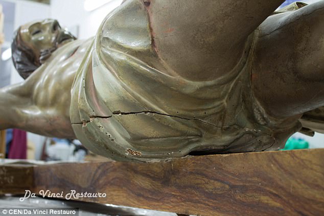 تمثال السيد المسيح الذي خبئت "كبوسلة الزمن" داخله (da vinci restauro)