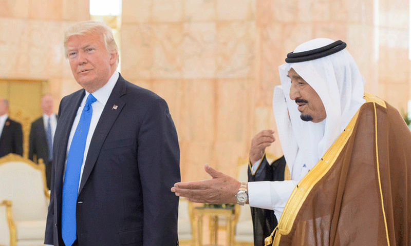 الملك السعودية، سلمان بن عبد العزيز، والرئيس الأمريكي، دونالد ترامب خلال زيارة الأخير إلى الرياض في 20 أيار 2017 (إنترنت)