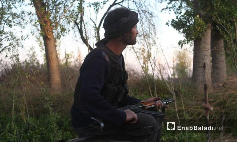 مقاتل من فصائل المعارضة السورية في منطقة مزارع بالا في الغوطة الشرقية - (أرشيفية عنب بلدي)
