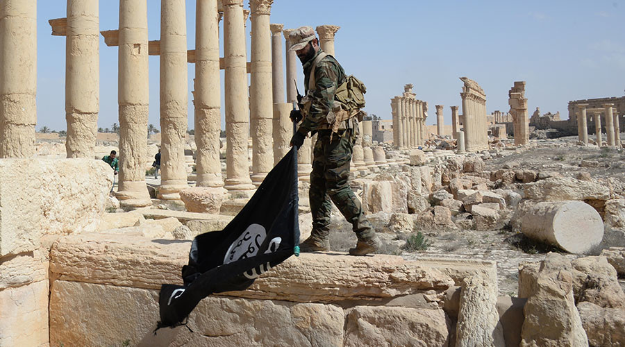 جندي من قوات الأسد ينزع راية "داعش" في تدمر ifp news