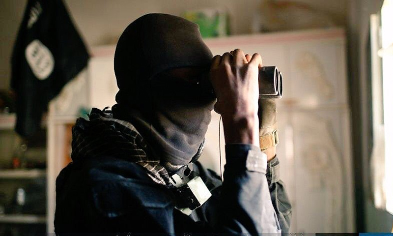 مقاتل من تنظيم الدولة في مدينة الميادين بريف دير الزور الجنوبي - (تعبيرية)