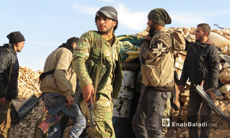 عناصر من فصيل جيش النصر على الجبهات العسكرية في ريف حماة الشرقي - 14 كانون الأول 2017 (عنب بلدي)
