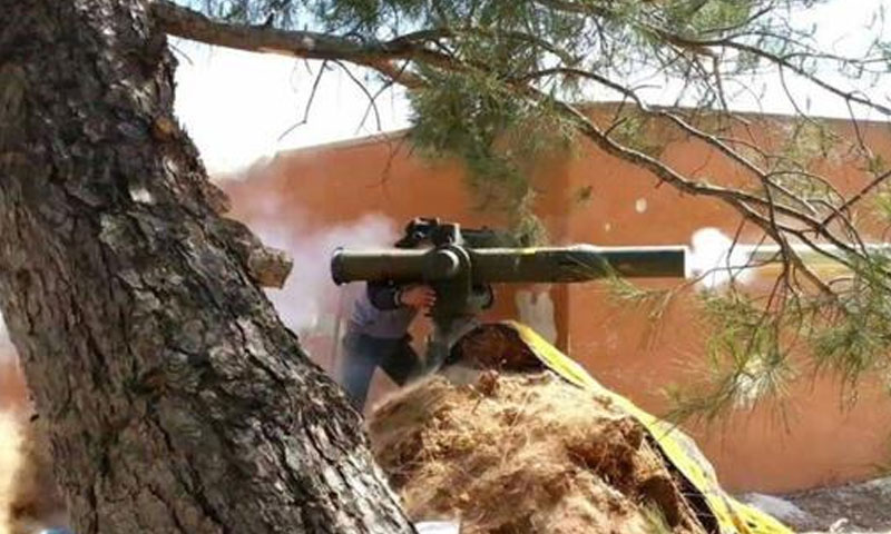 عنصر من الجيش الحر يستهدف دبابة عسكرية لقوات الأسد في ريف حلب الجنوبي - (انترنت)
