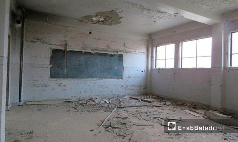 مدرسة متضررة جراء القصف الجوي على مدينة عقرب بريف حماة الجنوبي - 1 كانون الأول - (عنب بلدي)
