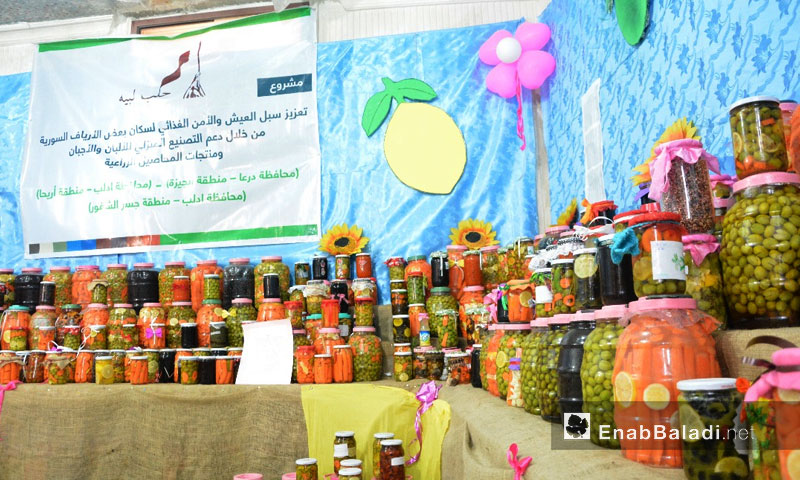 معرض تسويق منتجات غذائية مصنوعة يدويًا في ريف إدلب - 24 كانون الأول 2017 (عنب بلدي)

