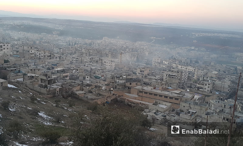مدينة أريحا من سفح جبل الأربعين في ريف إدلب - كانون الثاني 2017 (عنب بلدي)

