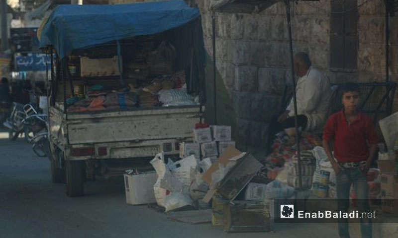 بائع مواد إغاثية في مدينة  أرمناز بإدلب - 2017 (عنب بلدي)