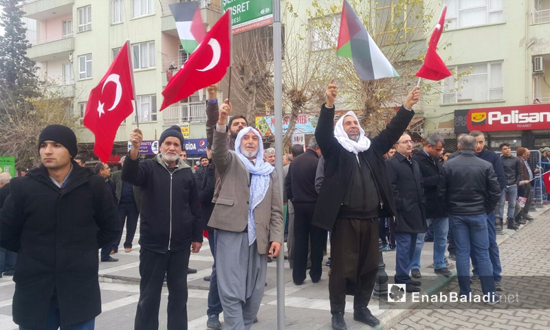 مسنون أتراك وسوريون يرفعون العلم التركي والفلسطيني في أورفة التركية تنديدًا بقرار ترامب حول القدس - 24 كانون الأول 2017 (عنب بلدي)