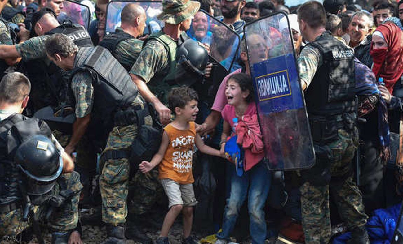 الشرطة اليونانية تعيق تقدم لاجئين ضمنهم سوريين اتجاه دول أوروبية أخرى أبرزها ألمانيا - 2015 (CNN)