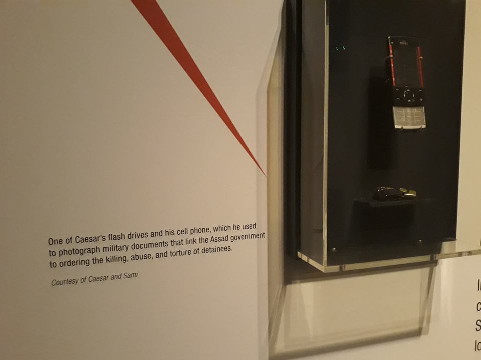 الهاتف المحمول، وقرص USB، التي استخدمها "القيصر"، لتسريب صور المعتقلين من الفرع 215 التابع للأمن العسكري - 6 كانون الأول 2017 - تصوير موسى العمري (فيس بوك)