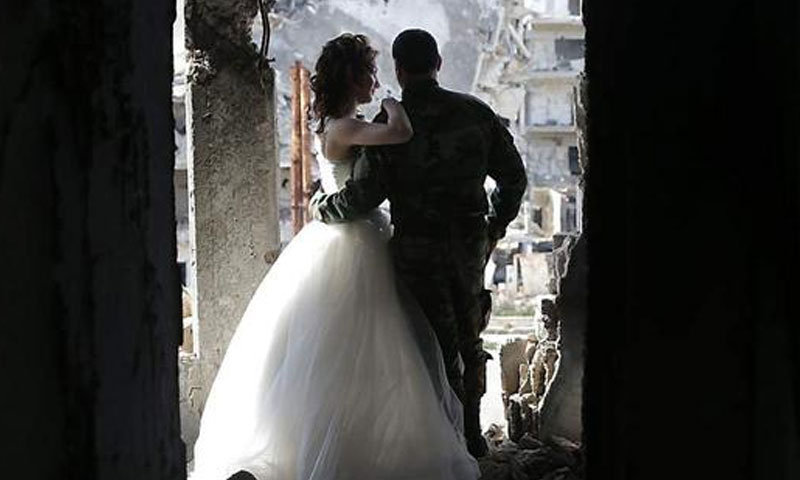 زفاف مقاتل في قوات الأسد على أنقاض مدينة حمص - 5 شباط 2016 (AFP)

