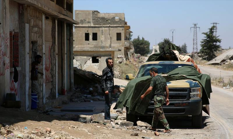 عناصر من الجيش الحر في مدينة القنيطرة جنوب سوريا - 8 تموز 2017 (رويترز)
