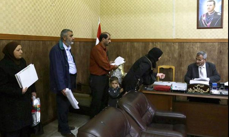 قاض يحل قضية طلاق في المحكمة الشرعية في دمشق - 6 آذار 2016( AFP)