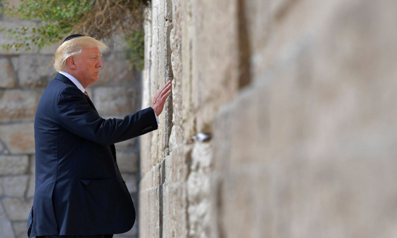 الرئيس الأمريكي دونالد ترامب عند حائط "المبكى" (انترنت)
