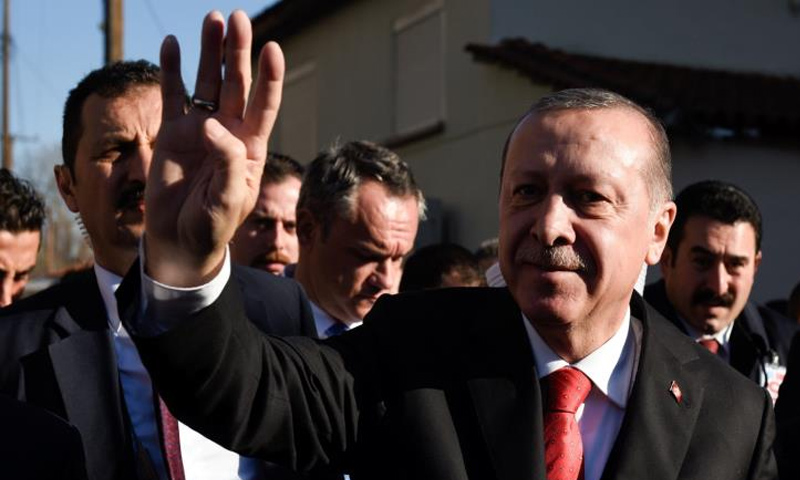 أردوغان عقب خروجه من مسجد خلال زيارته لليونان - كانون الأول 2017 (رويترز)