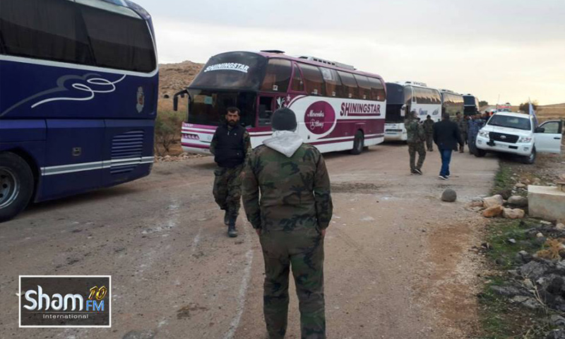 الحافلات التي ستقل مقاتلي بيت جن إلى الشمال السوري - 29 كانون الأول 2017 (شام إف إم)الحافلات التي ستقل مقاتلي بيت جن إلى الشمال السوري - 29 كانون الأول 2017 (شام إف إم)