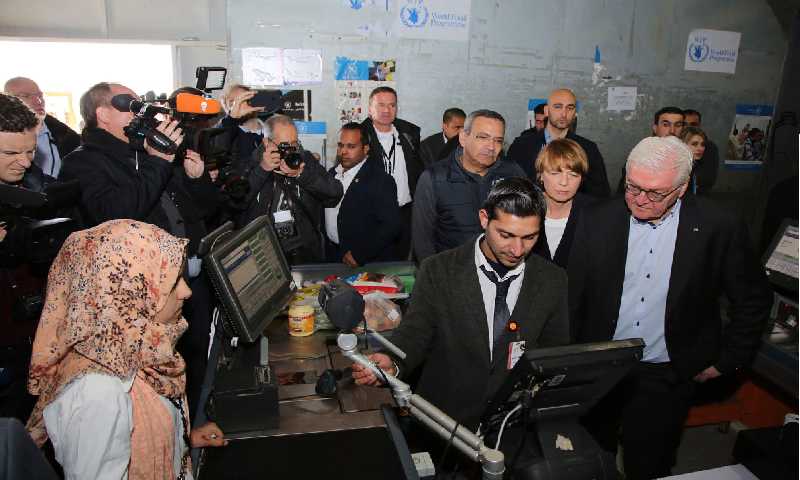 الرئيس الألماني خلال زيارته لمخيم الأزرق في الأردن 29 كانون الثاني(وكالة الأنباء الأردنية)