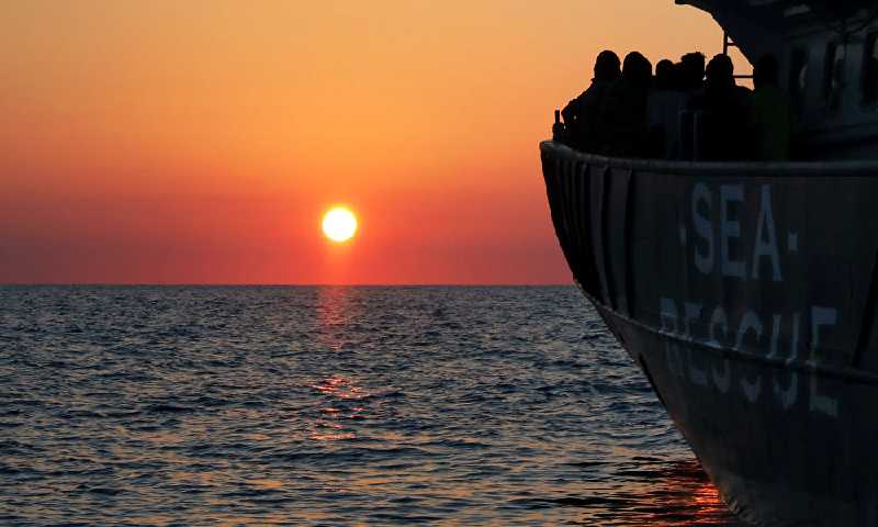 قارب يحمل مهاجرين(رويترز)