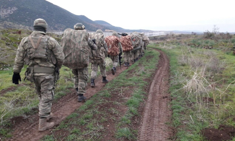 عناصر من "الجيش الحر" أثناء تقدمهم البري إلى منطقة عفرين - 21 كانون الثاني 2017 (TRT)