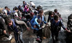 لاجؤون سوريون يعبرون البحر (BBC)
