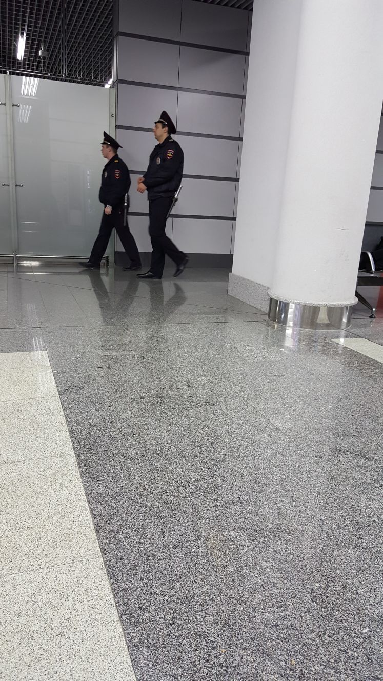 شرطة روسية في صالة المعارضة بمطار سوتشي - 30 كانون الثاني 2018 (عنب بلدي)