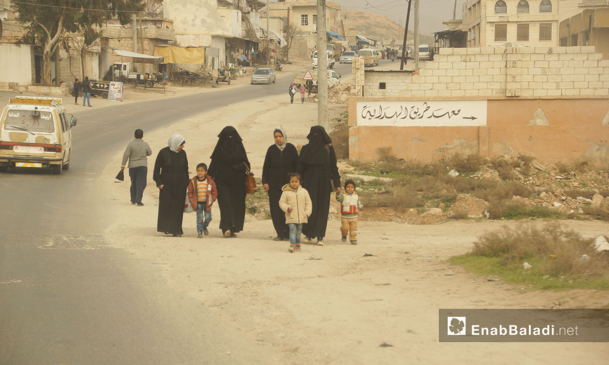 نساء مع أطفالهم في بلدة  المسطومة بريف إدلب - 13 كانون الثاني 2018 (عنب بلدي)