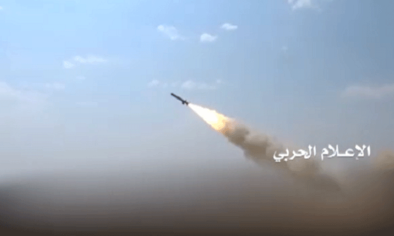 صاروخ أثناء إطلاقه من قبل الحوثيين غير محدد الوجهة أو التاريخ (المسيرة)