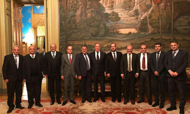 وفد "هيئة التفاوض العليا" خلال لقاء وزير الخارجية الروسي سيرغي لافروف في موسكو - 22 كانون الثاني 2018 (AFP)