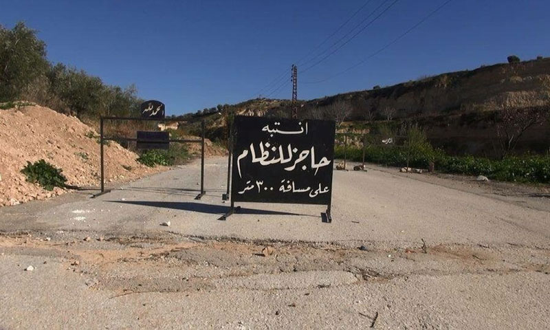 لافتة طرقية تحذر من حاجز للنظام السوري على طريق قلعة المضيق السقيلبية - (انترنت)

