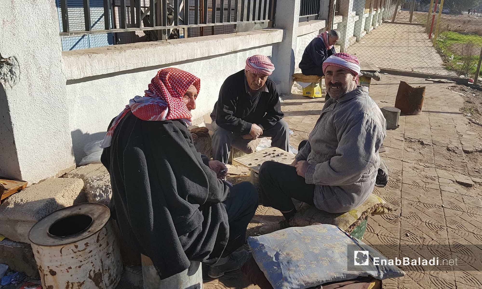 مدنيين من مدينة القامشلي يجلسون على رصيف حي القوتلي - 30 كانون الثاني 2018 (عنب بلدي)