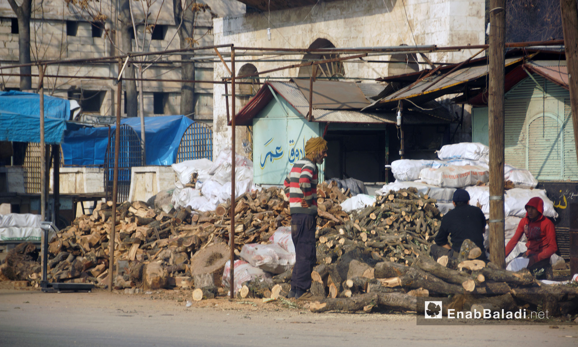 رجال يقطعون الأخشاب في مدينة إدلب - 13 كانون الثاني 2018 (عنب بلدي)