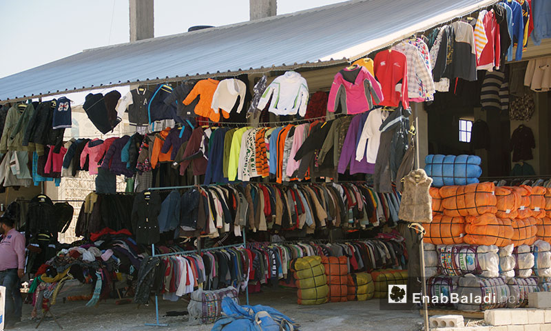 متجر لبيع ألبسة البالة في مدينة إدلب - كانون الثاني 2018 (عنب بلدي)