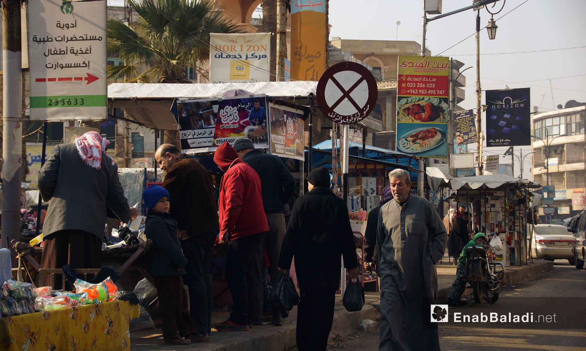 رجال ونساء يتجولون في أحد أسواق مدينة إدلب - 13 كانون الثاني 2018 (عنب بلدي)