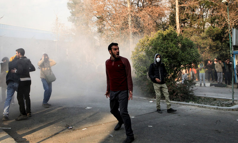 مظاهرة طلاب جامعة في طهران، والشرطة تلقي عليها الغاز المسيل للدموع - 30 كانون الأول 2017 (AP Photo)