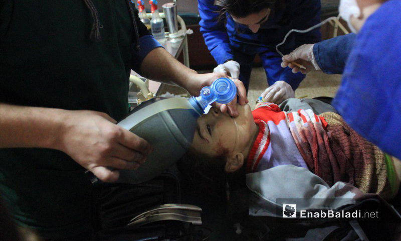 طفل مصاب نتيجة غارة جوية على بلدة مديرا-8 كانون الثاني (عنب بلدي)