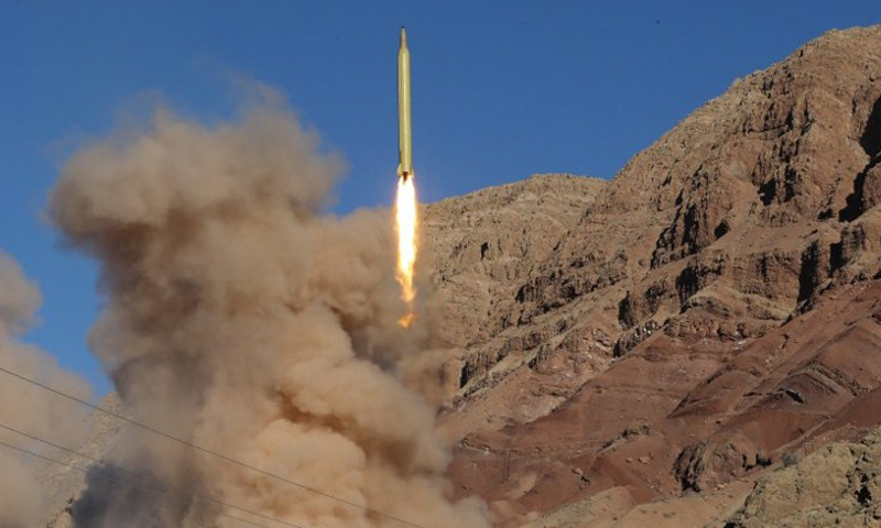 اطلاق صاروخ بالستي بعيد المدى خلال تجربة إيرانية في شمال البلاد-9 آذار 2016 (AFP)