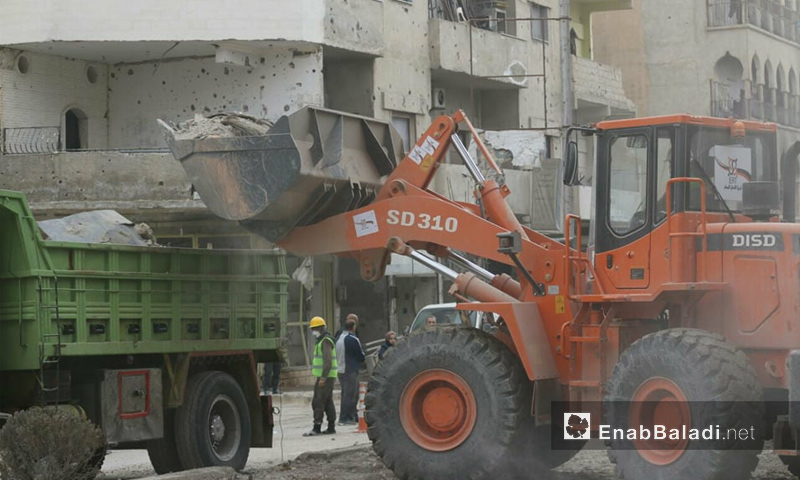 فريق التدخل المبكر يبدأ مشروع إزالة الأنقاض من مدينة الرقة - 14 كانون الثاني 2018 (عنب بلدي)