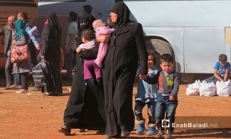 جدة حمصية مع ابنتها وأحفادها عند وصولهم إلى إدلب من حي الوعر – 25 نيسان 2017 (عنب بلدي)

