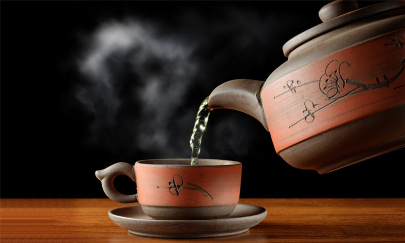 الشاي الساخن يساعد بحماية العين من المياه الزرقاء (انترنت)