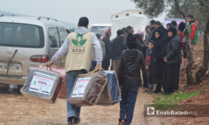 توزيع المساعدات على نازحي حماة وإدلب في مخيمات أطمة وقاع بريف المحافظة - 5 كانون الثاني 2018 (عنب بلدي)
