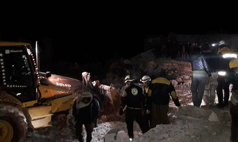 فرق الدفاع المدني تنتشل ضحايا القصف الجوي على بلدة معصران شرقي إدلب - 28 كانون الثاني 2018 (الدفاع المدني)